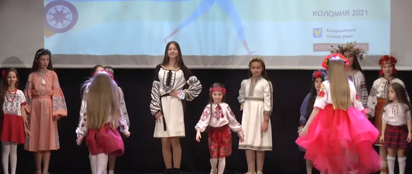 У конкурсі змагалось 13 красунь.