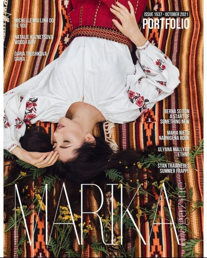 Модель на фото демонструє етно-одяг.