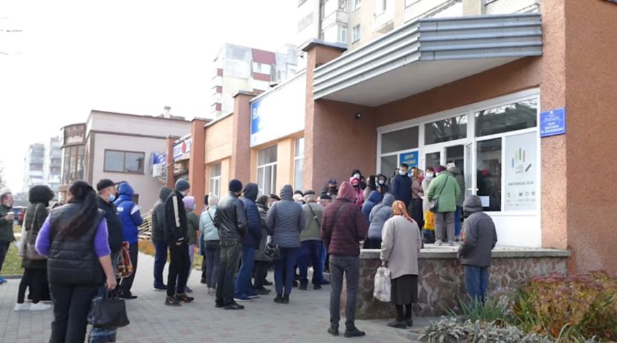 Вакцинацію здійснює лише одна мобільна бригада, тож люди вистоюють у черзі просто неба по 2-3 години