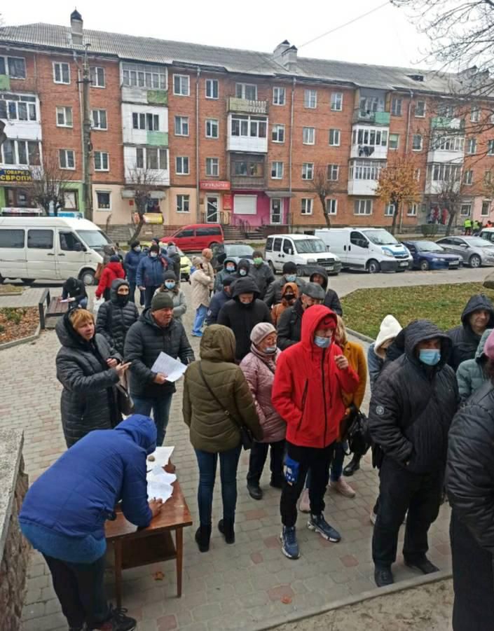 Така черга була кілька днів під виставковою залою, де облаштовано пункт вакцинації від коронавірусу