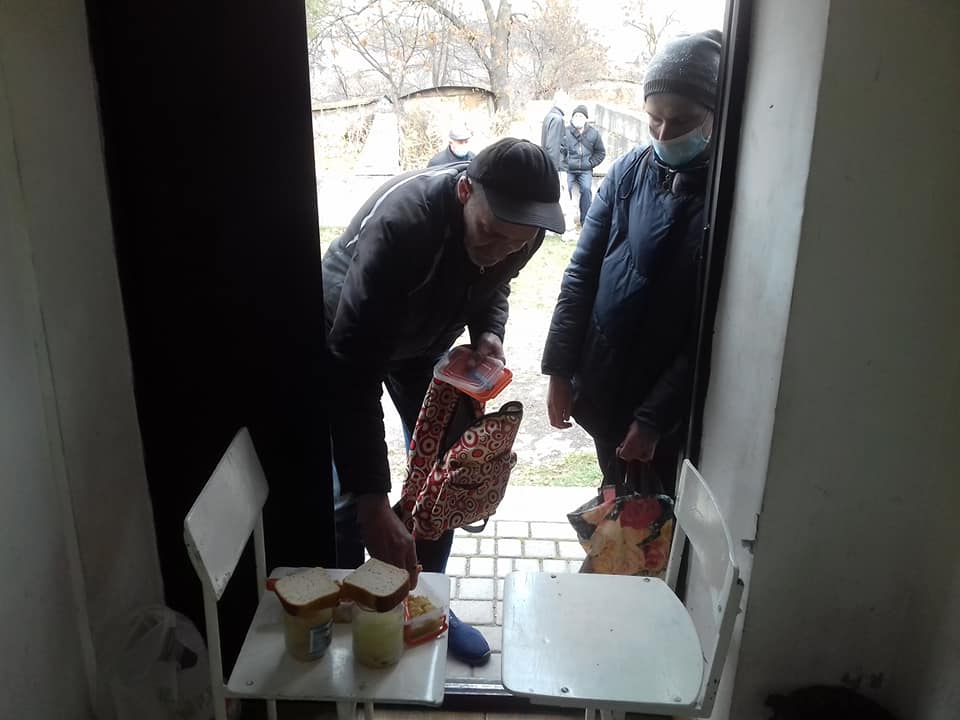 Опівдні, окрім суботи і неділі, в благодійній їдальні при церкві обідають сотні калушан