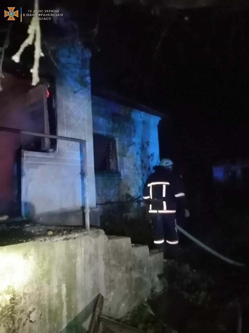 Рятувальники встановлюють причину пожежі.