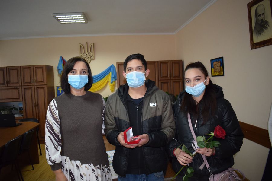 Голова райдержадміністрації Жанна Табанець побажала молодим людям створити міцну сім’ю.