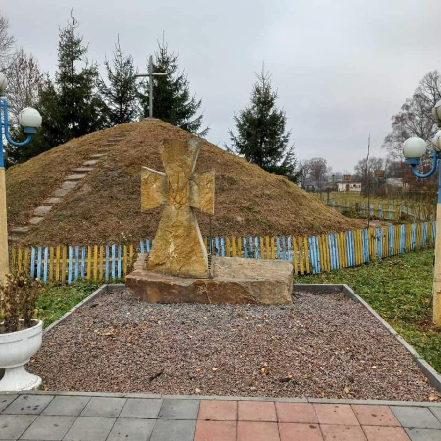 Меморіальний хрест був встановлений у 2018 році в рамках всеукраїнського проекту "Пам'ять Haції"