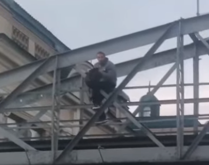 Чоловік мав намір скочити на дах поїзду.