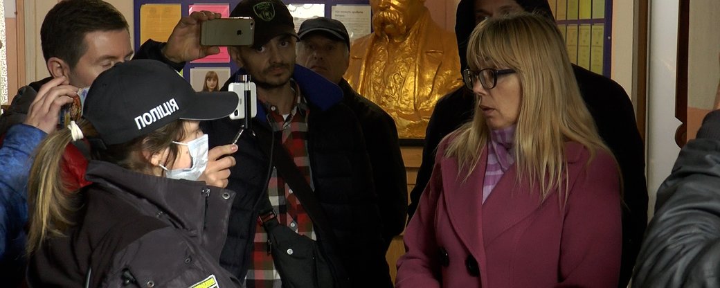 Вчителька ліцею Галина Бусько, яку відсторонили від роботи, викликала поліцейських