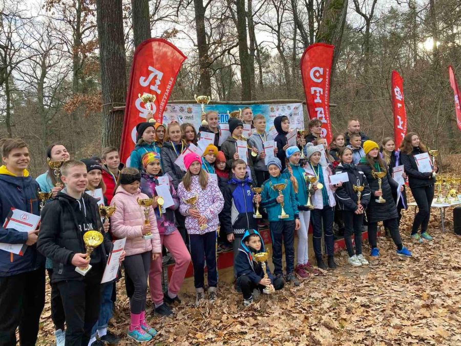 Призери отримали кубки та медалі.