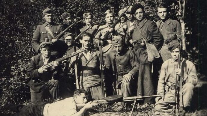 Ілюстроване фото. Серед документів є звіти про надзвичайні події.