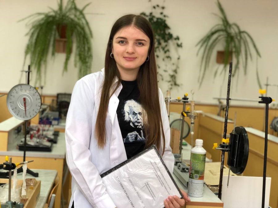 Дівчина потрапила до талановитого математика Романа Рожика, а своїм захопленням фізикою завдячує Олександрові Безушку