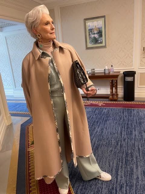 Мей Маск подорожує країнами презентуючи свою книгу.