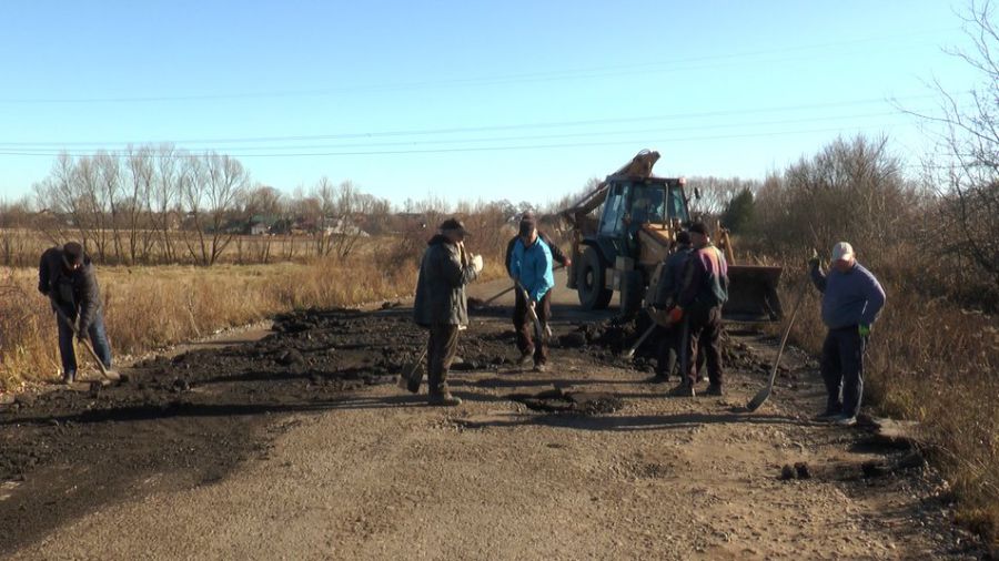Цією дорогою швидка допомога їде до мешканців сіл.