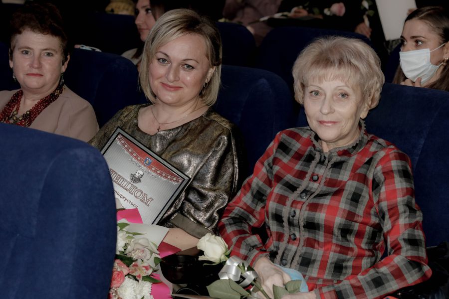 Лауреатка премії Івана Рубчака Леся Петрів та директорка музичної школи Леся Мелимука