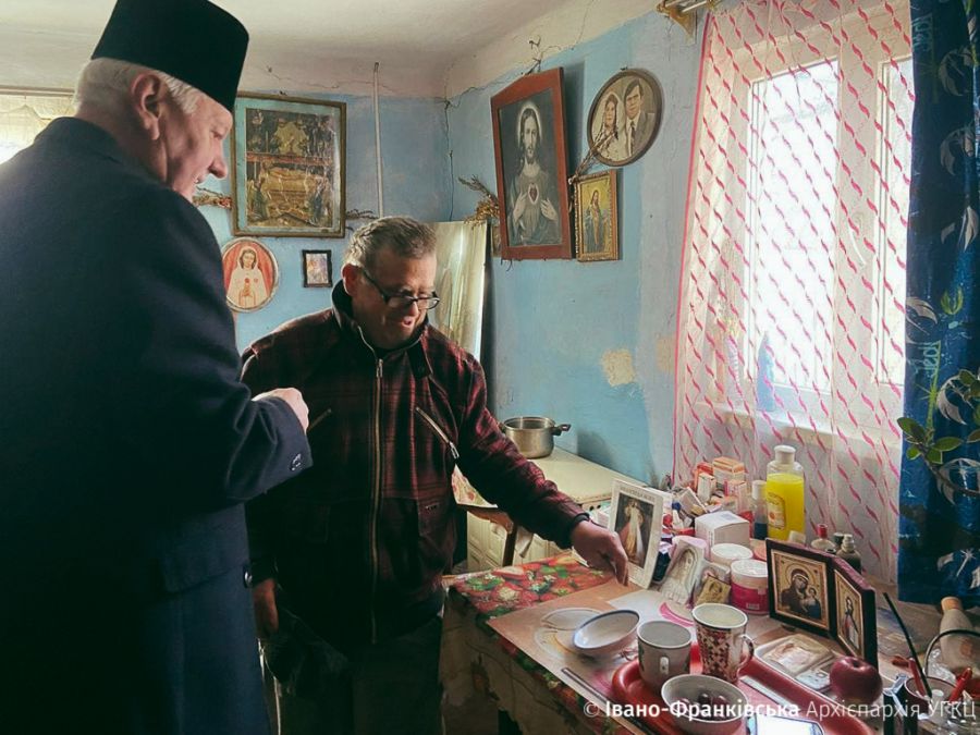 Набори містять продукти харчування щоденного вжитку: олію, борошно, рис, гречку та інші крупи