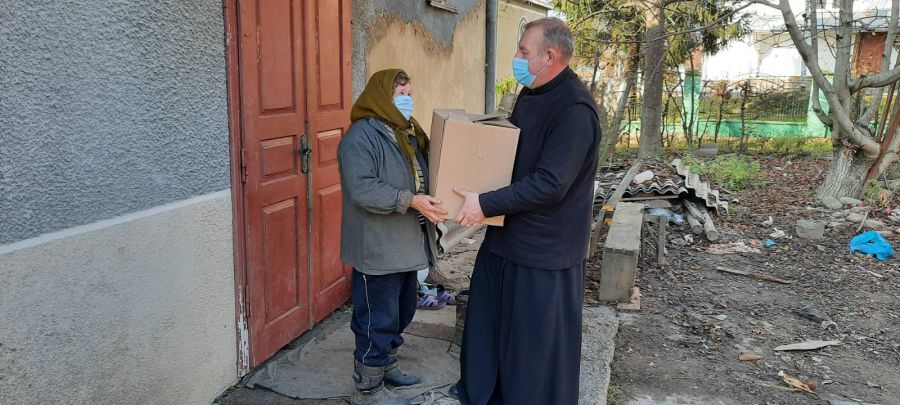 Благодійний пакунок вручає декан Калуський УГКЦ о. Степан Скібіцький