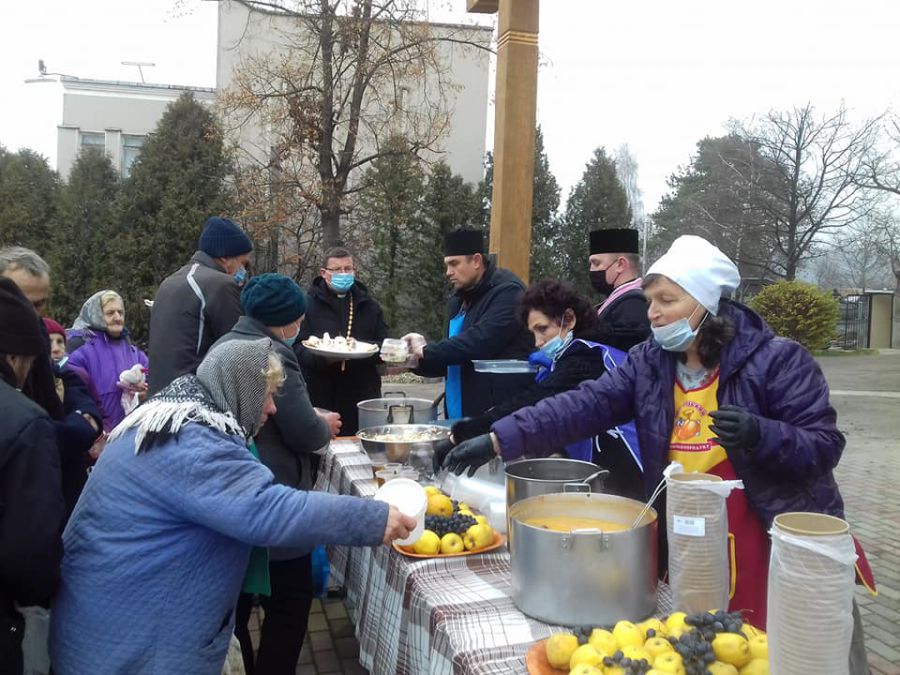 Доброчинці та парафіяни змогли організувати обід для людей у потребі