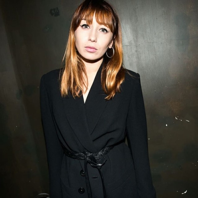 Кліп режисерки має 390 мільйонів переглядів.