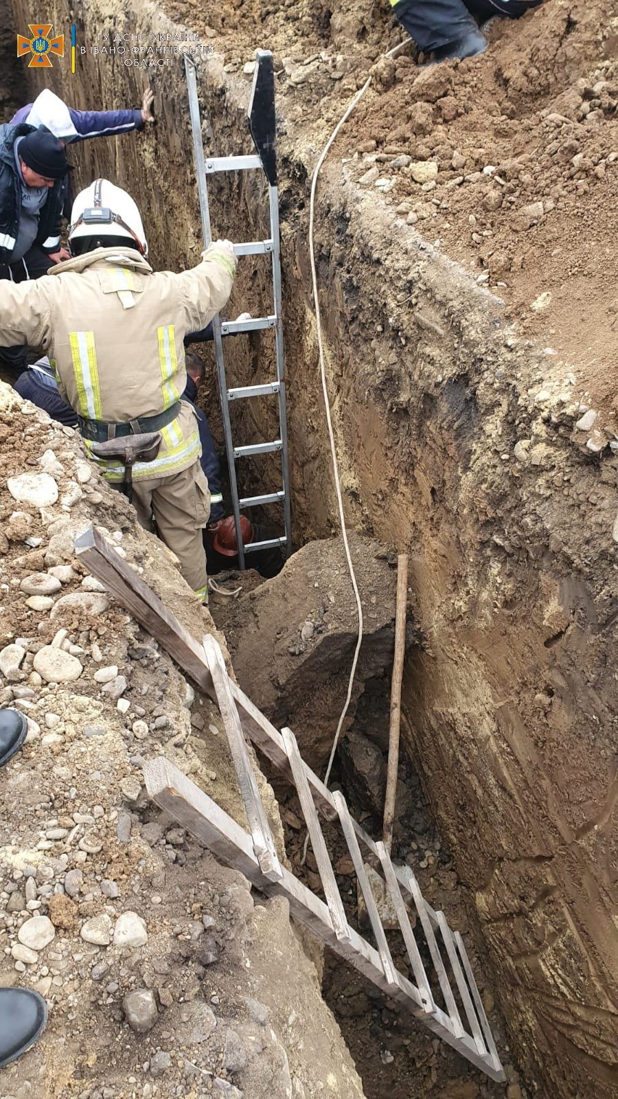 Рятувальники передали постраждалого медикам.