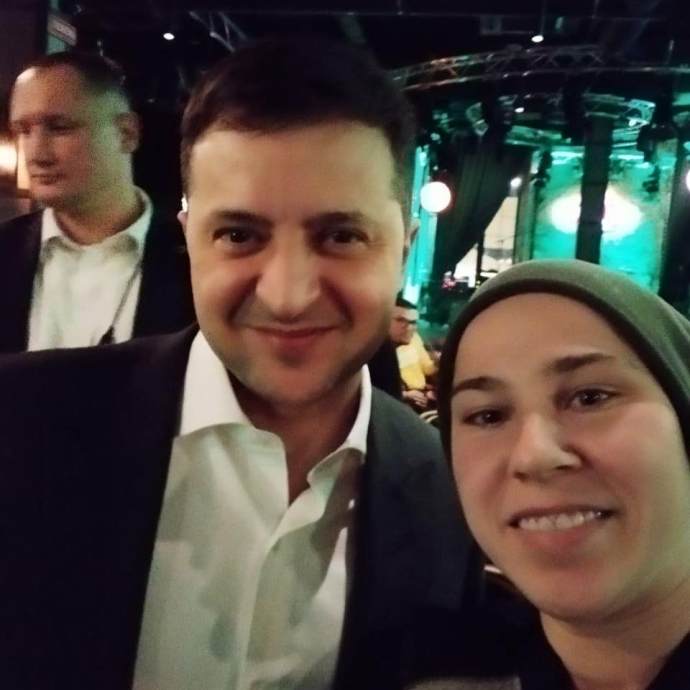 Вболівальниці дісталось селфі з Зеленським.