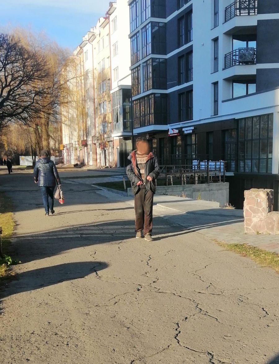 Дмитро має інвалідність по зору, забезпечений належною пенсією та житлом