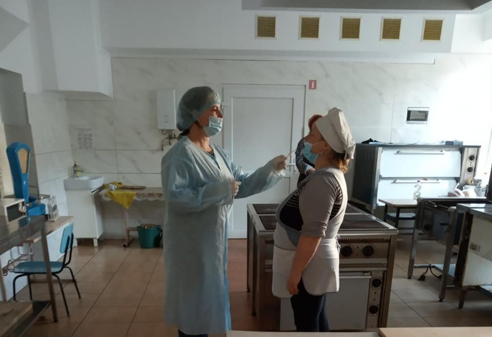 Всього було обстежено 1578 працівників харчоблоків