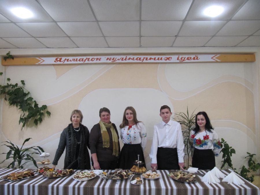 Викладачка бере участь в гастрономічних фестивалях.