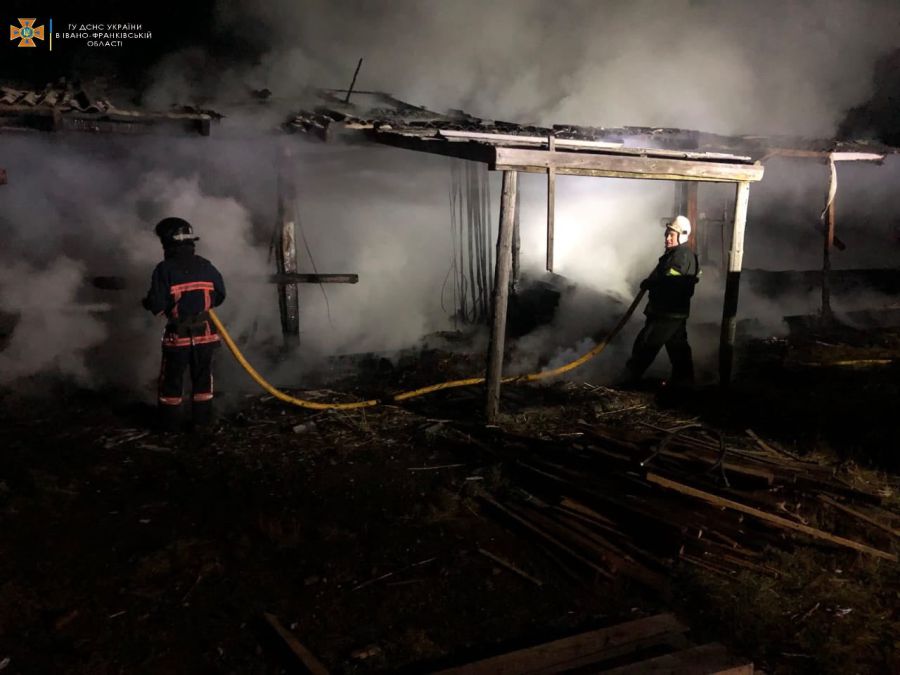 Гасіння пожежі ускладнювалося високим пожежним навантаженням