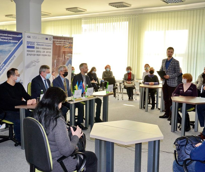 На тренінгах людей з вадами зору навчать сприймати візуальне мистецтво.