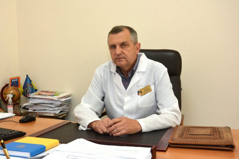 За словами Івана Красійчука, в лікарні до роботи з "ковідними" пацієнтами  та з підозрами задіяно 400 працівників