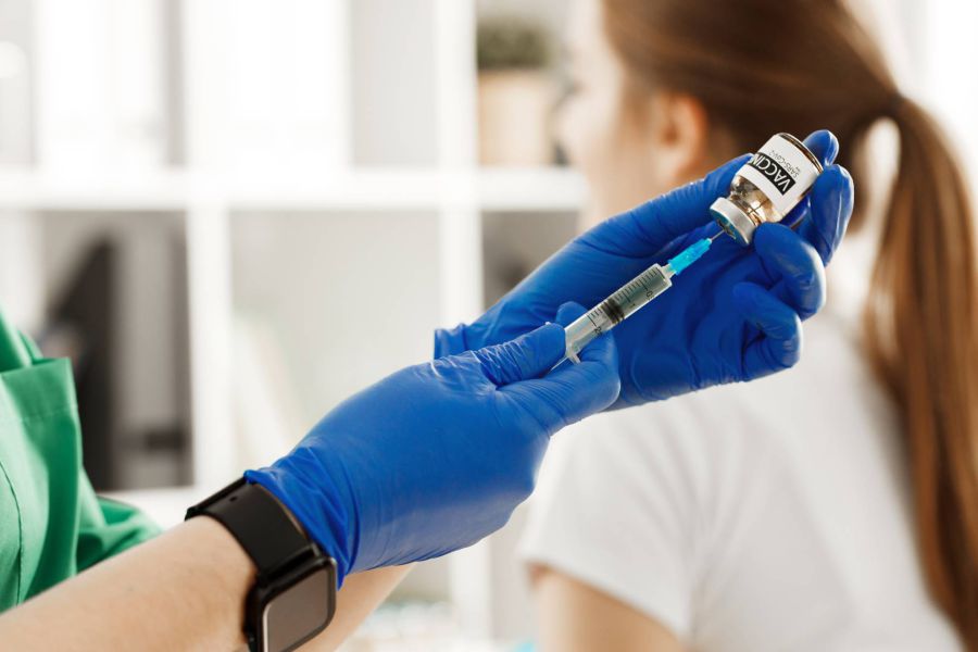 Ілюстроване фото. Звільняти працівника на підставі відсутності щеплення є незаконно.