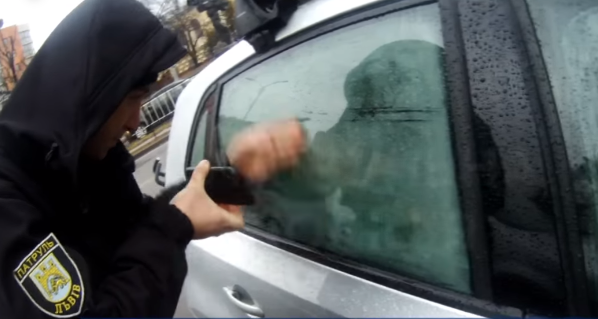 Патрульні розважали дитину поки мати бігала за ключами.