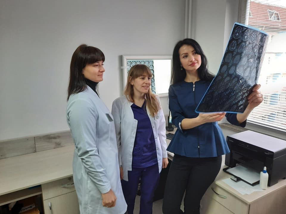 Після тривалого лікування пацієнт відновився і почав робити перші кроки