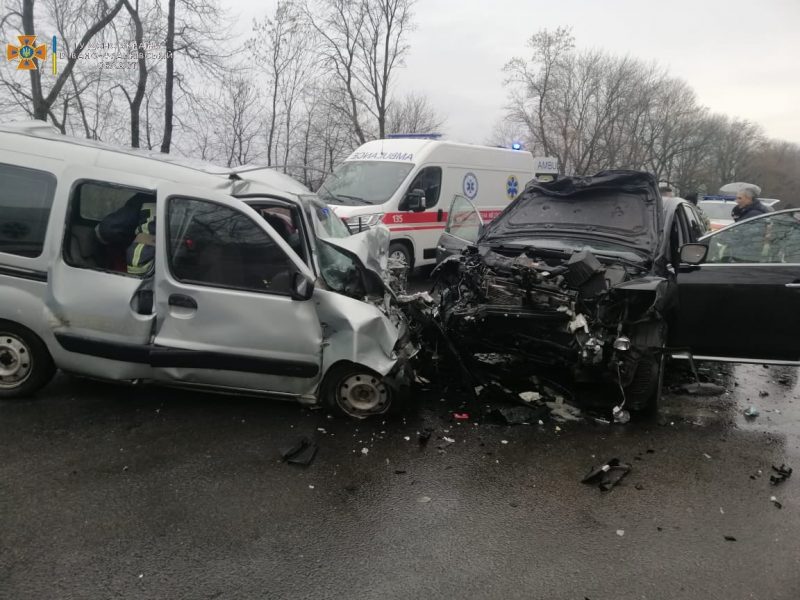 Рятувальникам довелося вирізали постраждалих на Коломийщині з автівок