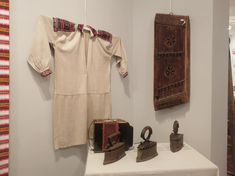 Частина експозицї залу етнографії краєзнавчого музею Калущини 