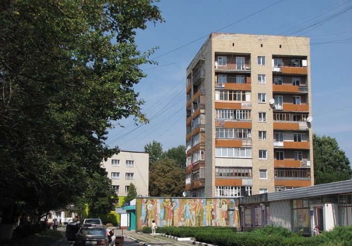 Дев'ятиповерхівка на вулиці Хмельницького, 20 була першою з "модернізованим" цокольним поверхом