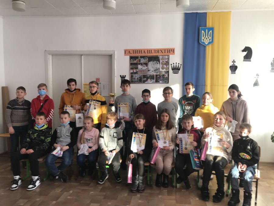 Усі призери нагороджені грамотами, медалями та цінними призами, а переможець — кубком