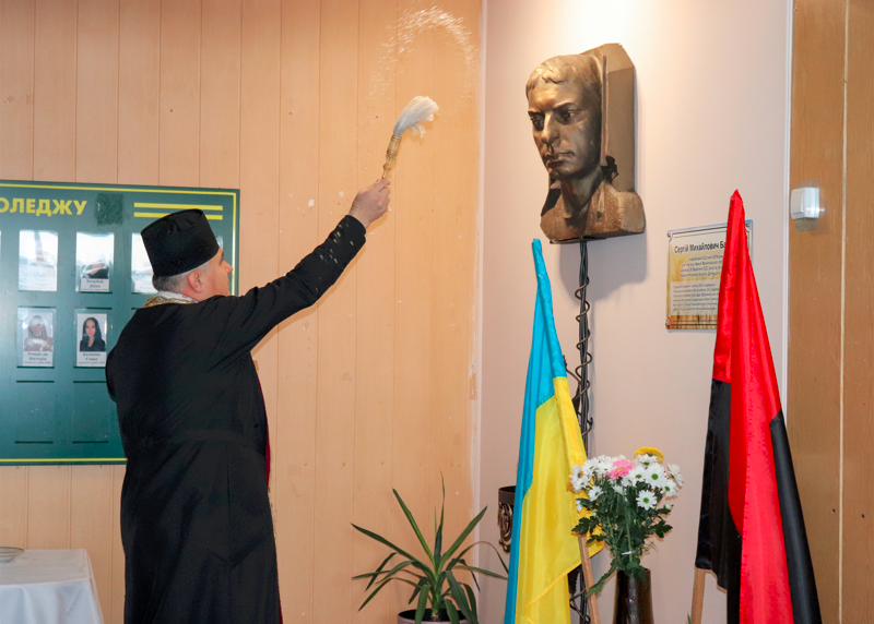 На вшанування пам'яті Сергія Барнича прийшли рідні, побратими-військові, студенти, викладачі і влада