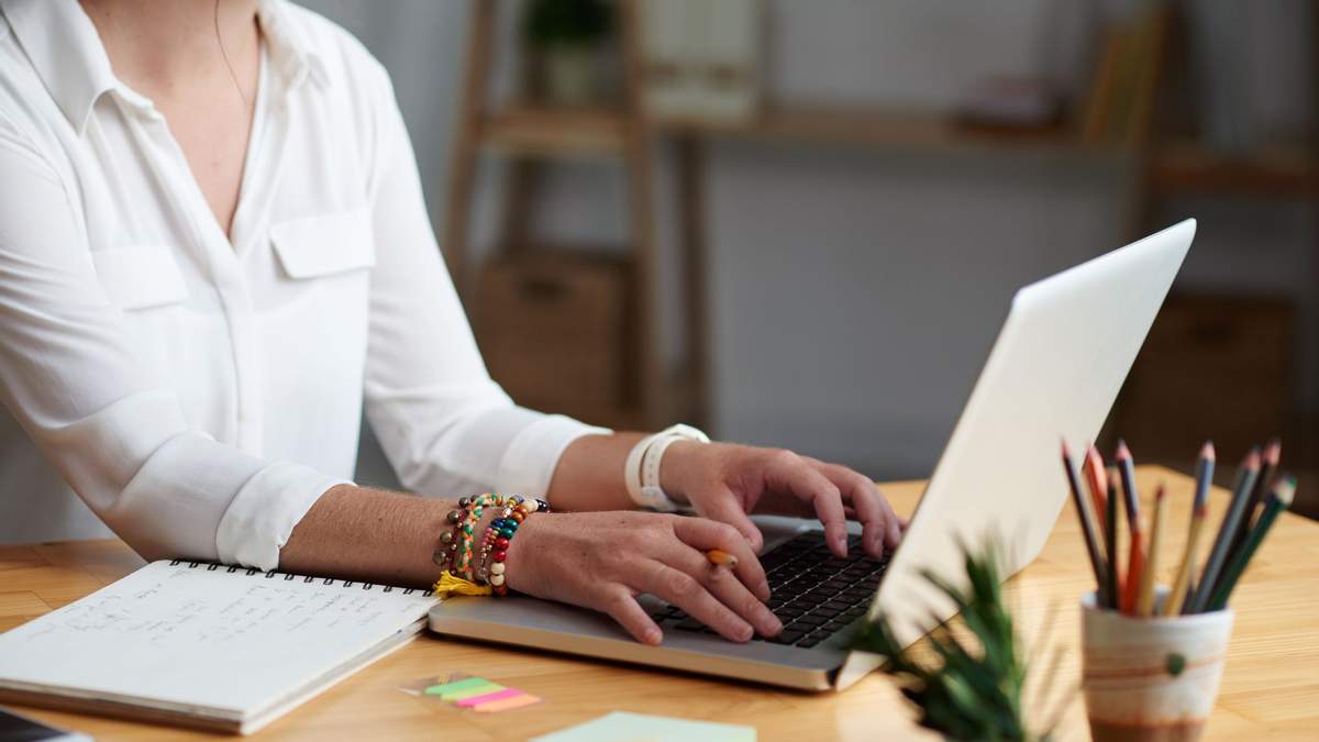 Ілюстроване фото. Освітяни Калуської громади отримають ноутбуки