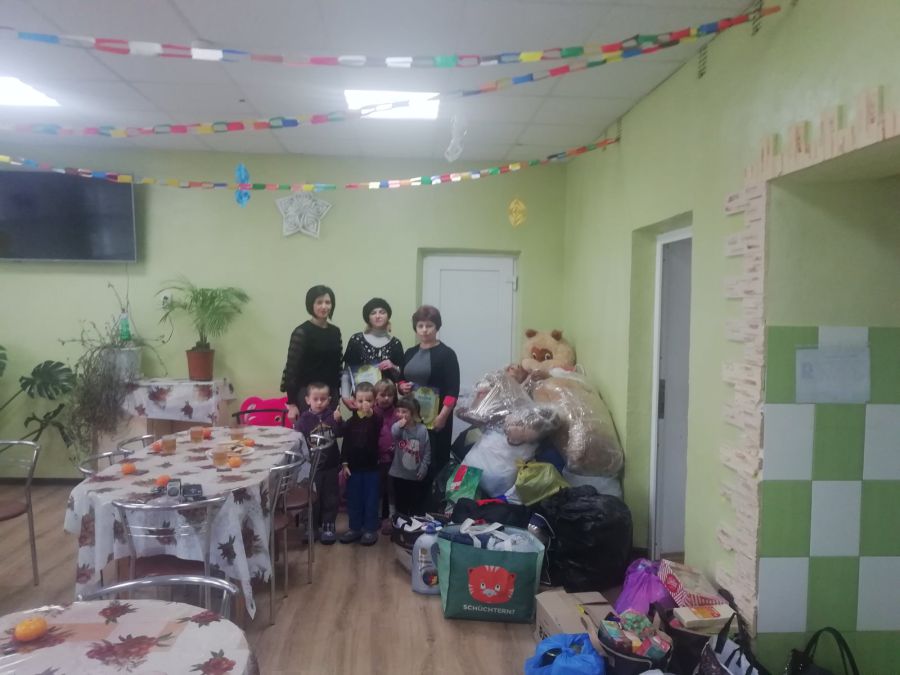 Діти центру соціально-психологічної реабілітації отримали солодощі та іграшки