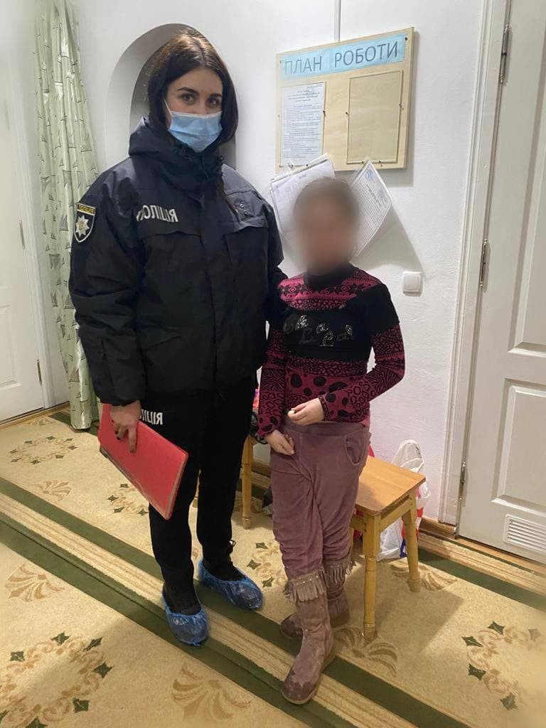 Дитина перебуває в соціальному центрі підтримки дітей та сімей “Теплий дім”.