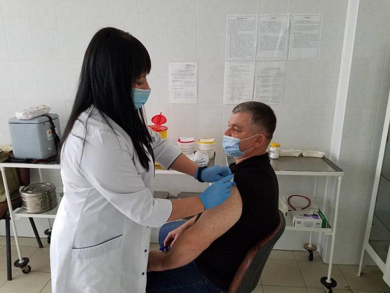 У «КАРПАТНАФТОХІМі» пройшли повний курс вакцинації 1796 працівників