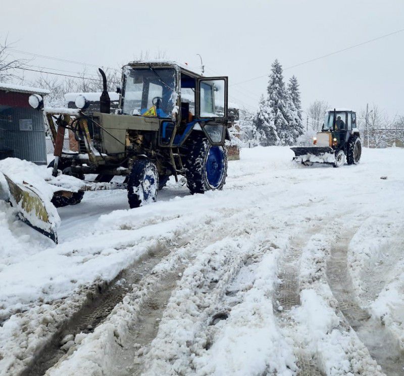 Упродовж двох діб безперебійно працює техніка, розчищаючи сніг на дорогах