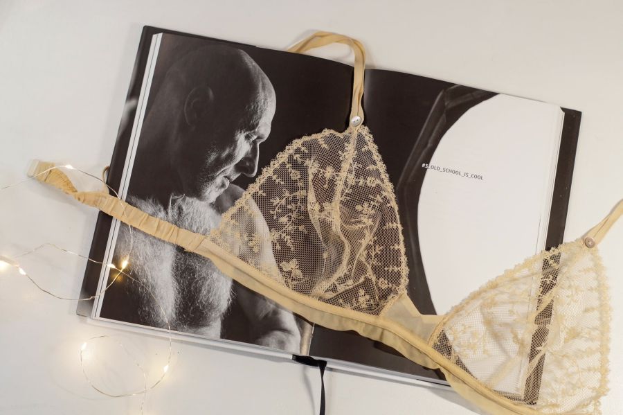 Те, що він робить — красиво. І музичні сети, і вірші, і виступи, і перфоманси, і ролі в кіно та театрі, стверджують авто