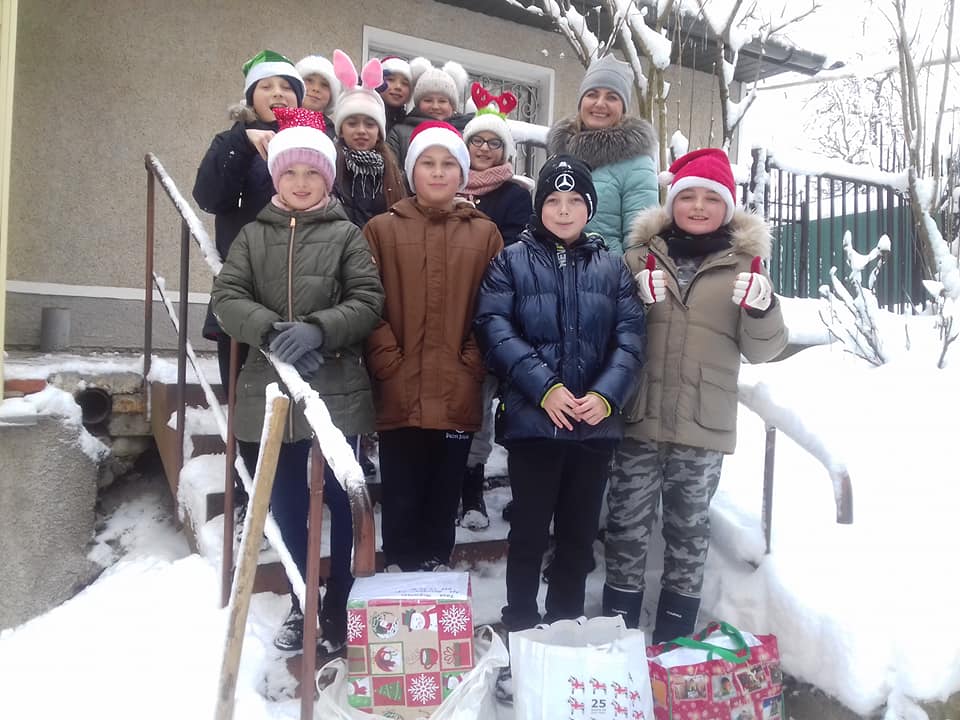 Ліцеїсти та їхні батьки принесли в церкву подарунки для дітей у потребі