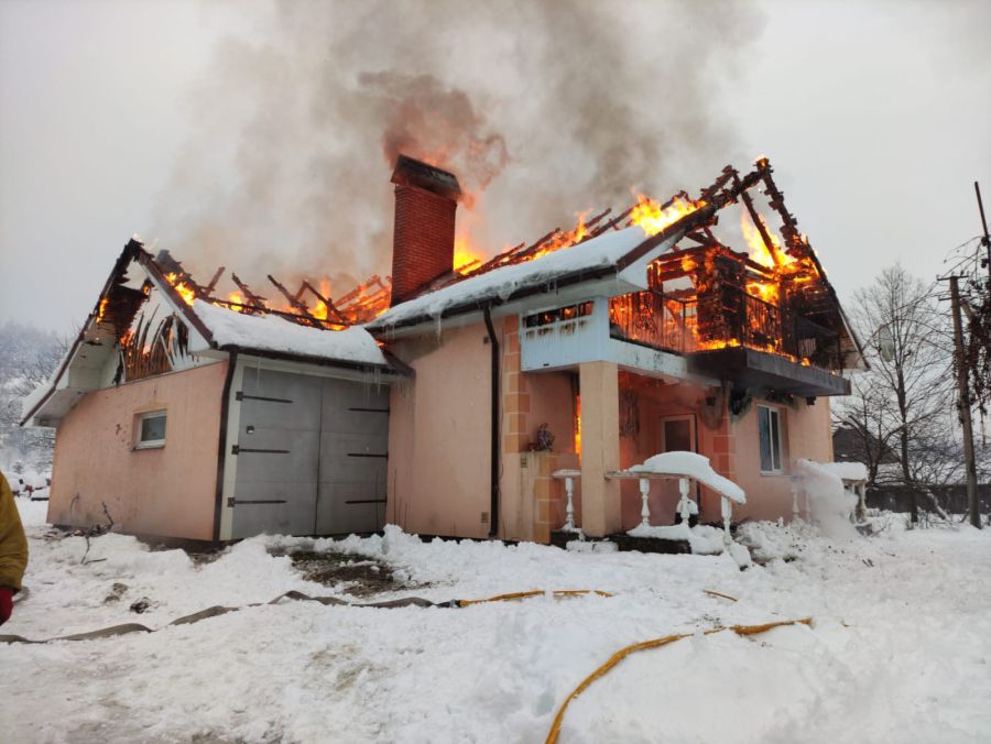 Будинок гасили 10 вогнеборців.