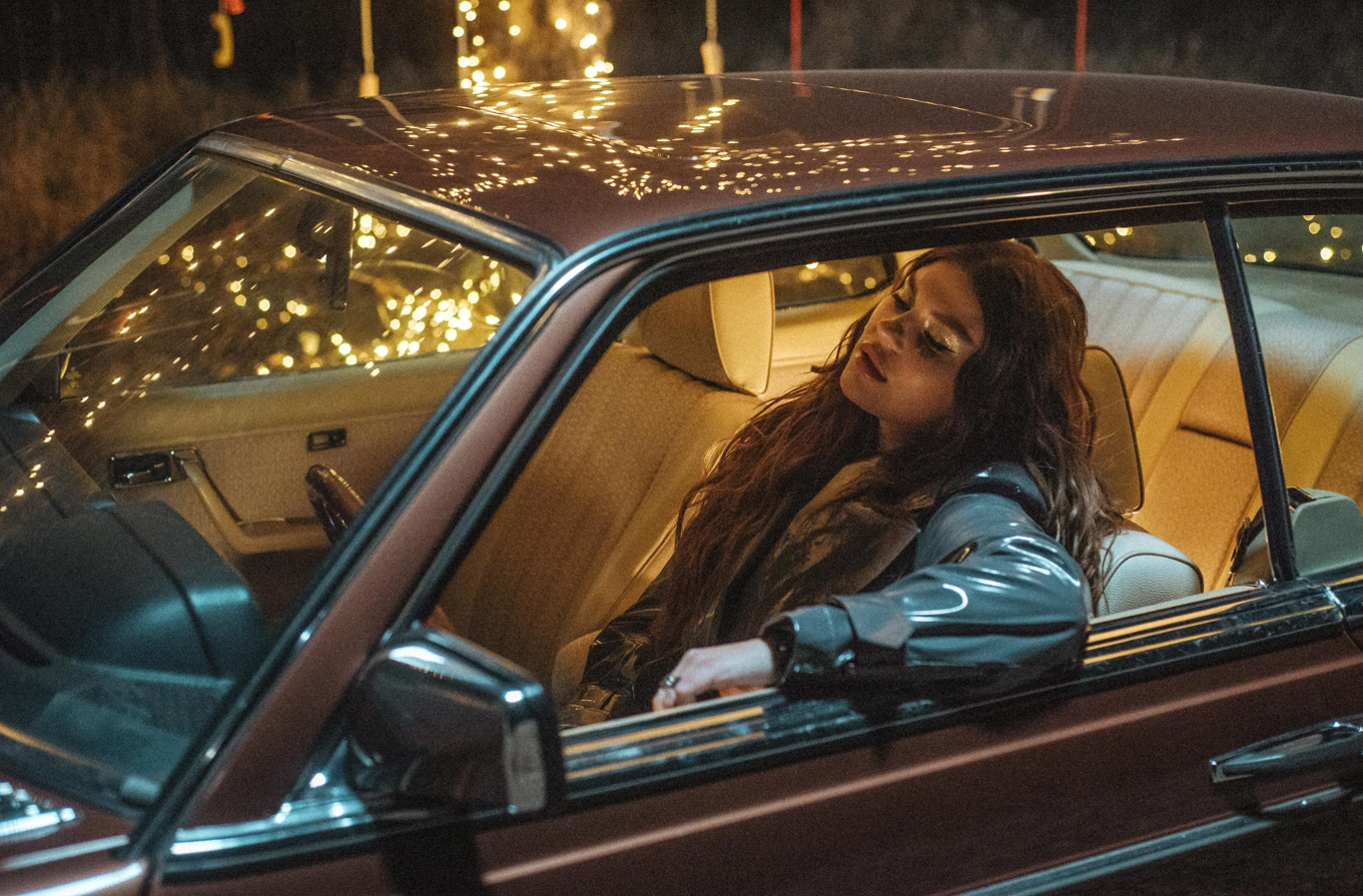 Кліп має свою атмосферу.