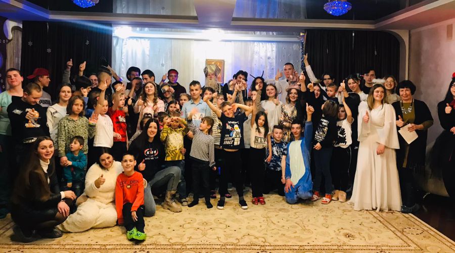 Діти у потребі смакували запашною піцою та смачними напоями 