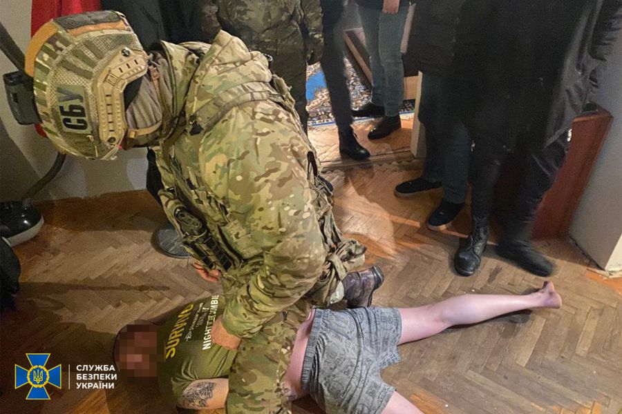 У однієї із потерпілих зловмисники вимагали 1 млн гривень, а в іншого — понад 30 тис. доларів США