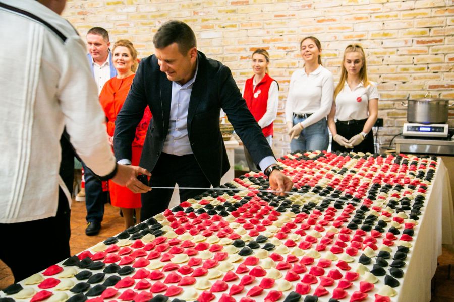 Рушник виготовлений із вареників червоного, чорного та білих кольорів