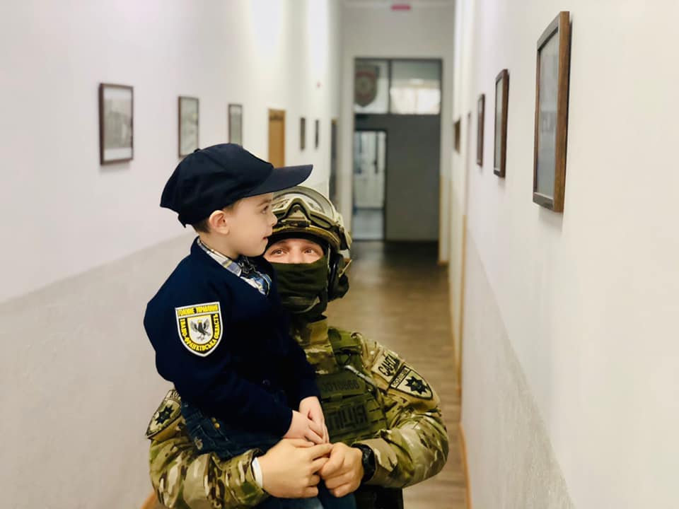 Спецпризначенці подарували хлопчику кімоно та навчали його прийомів самозахисту