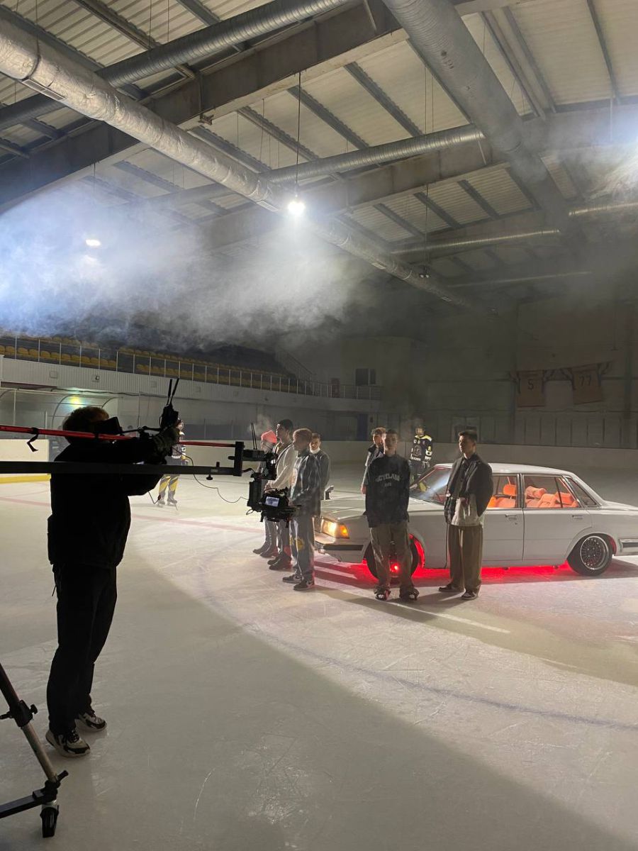 У режисера Андрія Бурди виникла ідея загнати ексклюзивне авто на лід